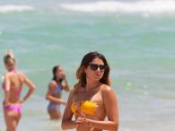 Anastasia Ashley pociągająco w pomarańczowym bikini